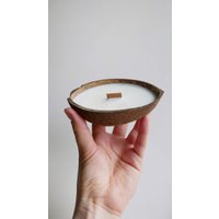 Ароматическая свеча chaos в кокосе (груша в бренди)