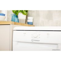 Отдельностоящая посудомоечная машина Indesit DSCFE 1B10 RU