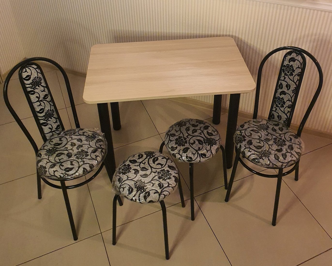 

Обеденная группа Табуретоф стол, 2 табурета, 2 стула (Цветы/Черный, ст. 110x70 см, Светло-серый)