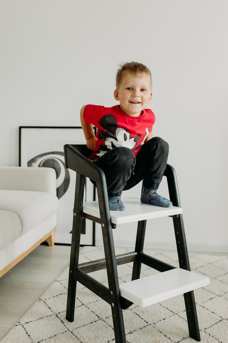 

Растущий стул Мебель из мастерской Массив ольхи белая сидушка и подножка (мореный дуб)