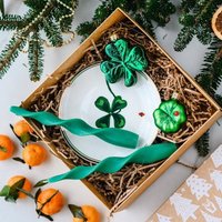 Тарелка десертная Bitossi La Tavola Scomposta FTB00263 (большой клевер/божья коровка)