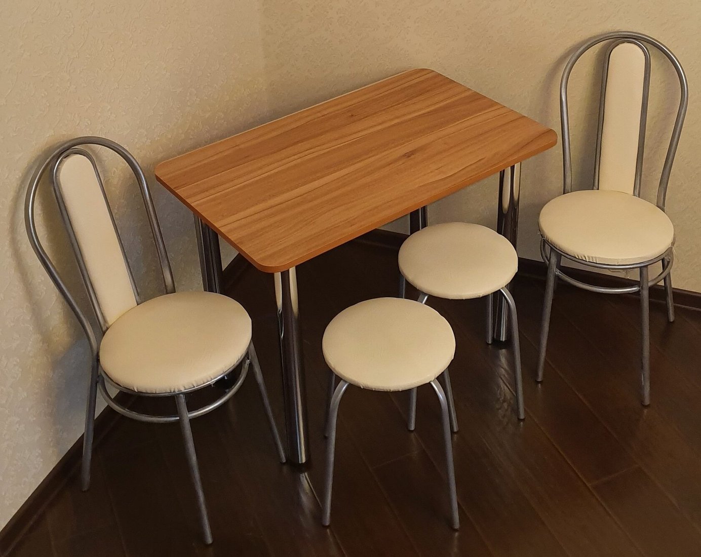 

Обеденная группа Табуретоф стол, 2 табурета, 2 стула (Молоко/Серебро/Стеганный, ст. 100x60 см, Светло-коричневый)