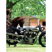 Книга издательства Бомбора. История мотоцикла (Хаммонд Ричард)