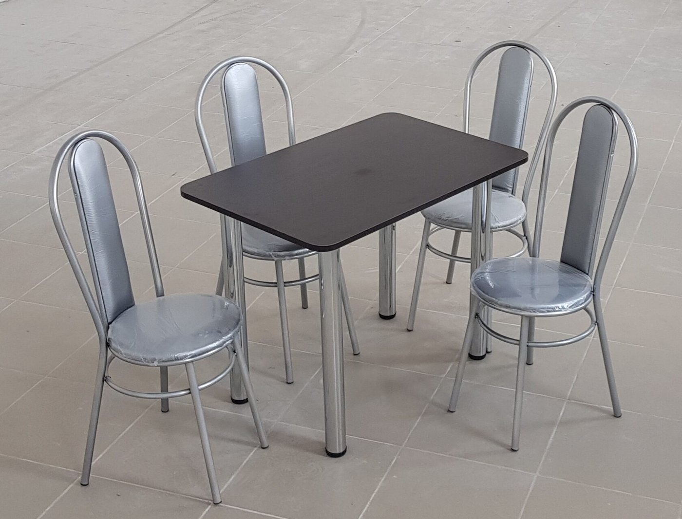 

Обеденная группа Табуретоф стол и 4 стула (Серебро/Серебро, ст. 80x60 см, Темно-коричневый)