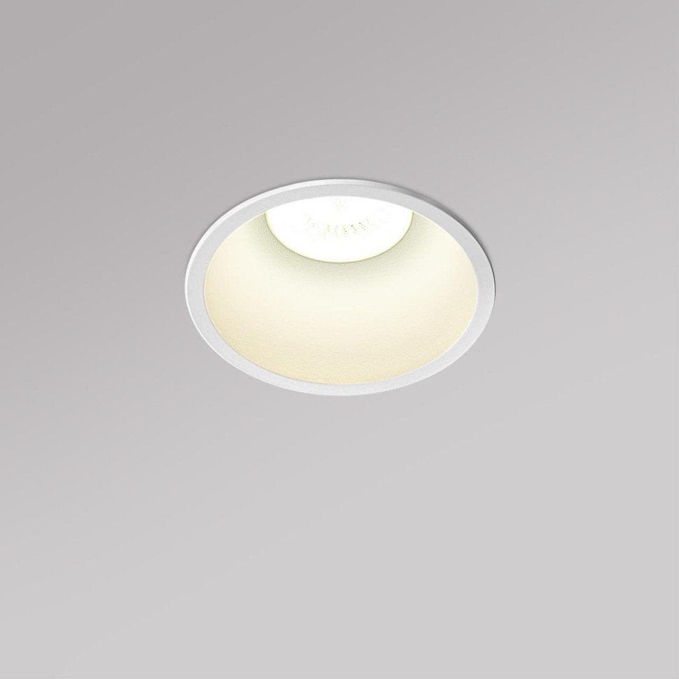 

Точечный светильник Novotech Solis 359857