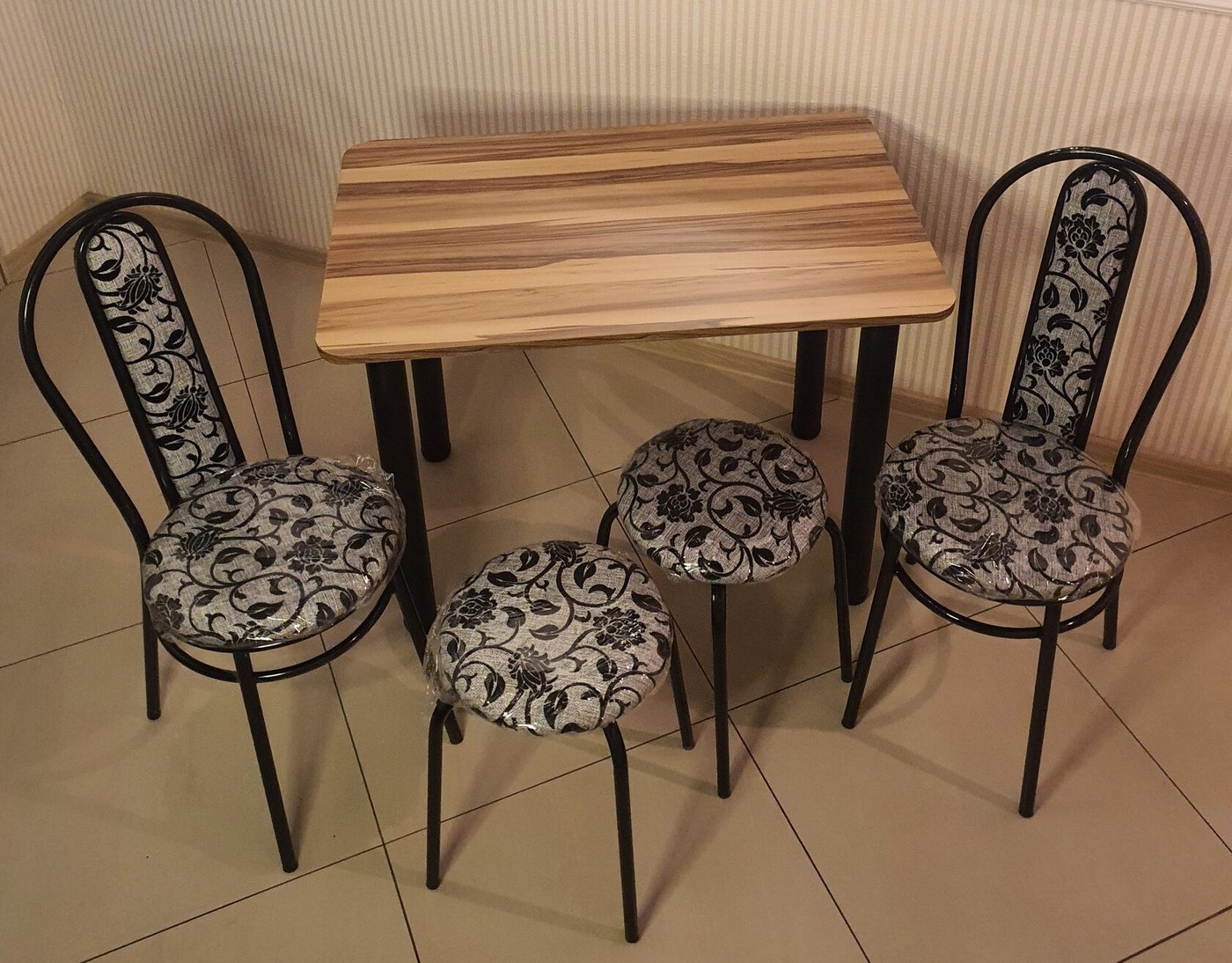 

Обеденная группа Табуретоф стол, 2 табурета, 2 стула (Цветы/Черный, ст. 80x60 см, Светло-кремовый)