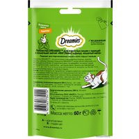 Лакомство для кошек Dreamies лакомые подушечки Mix с кошачьей мятой и курицей 60 г