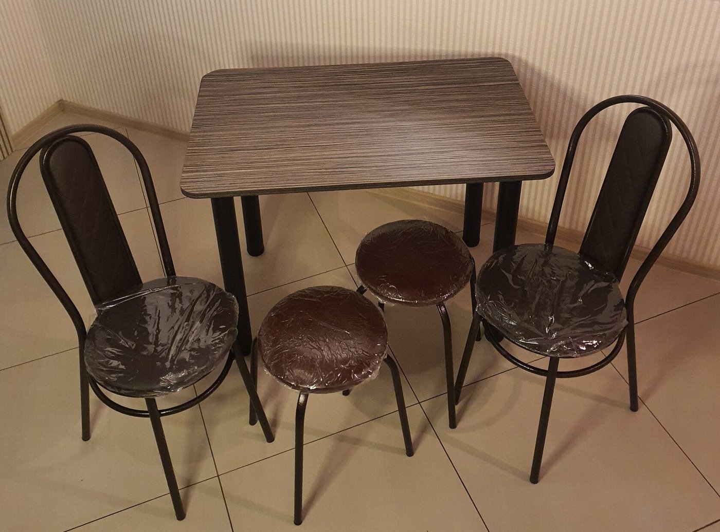 

Обеденная группа Табуретоф стол, 2 табурета, 2 стула (Шоколад/Венге/Стеганный, ст. 90x60 см, Темно-коричневый-черный)