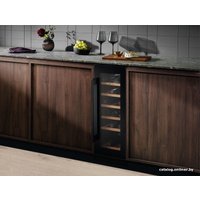 Винный шкаф Electrolux EWUS020B5B