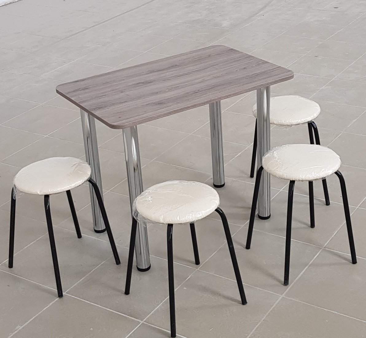 

Обеденная группа Табуретоф стол и 4 табурета (Молоко/Черный, ст. 80x60 см, Серый-каменный)