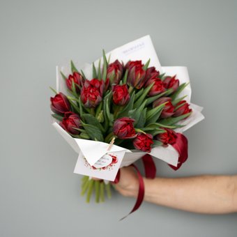 Флорилье Монобукет из красных пионовидных тюльпанов S