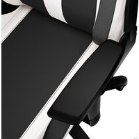 Игровое (геймерское) кресло Genesis Nitro 650 (черный/белый)