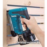 Степлер Makita DST221Z