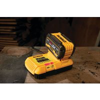 Зарядное устройство DeWalt DCB117 (18В)