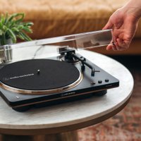 Виниловый проигрыватель Audio-Technica AT-LP70XBT-BK