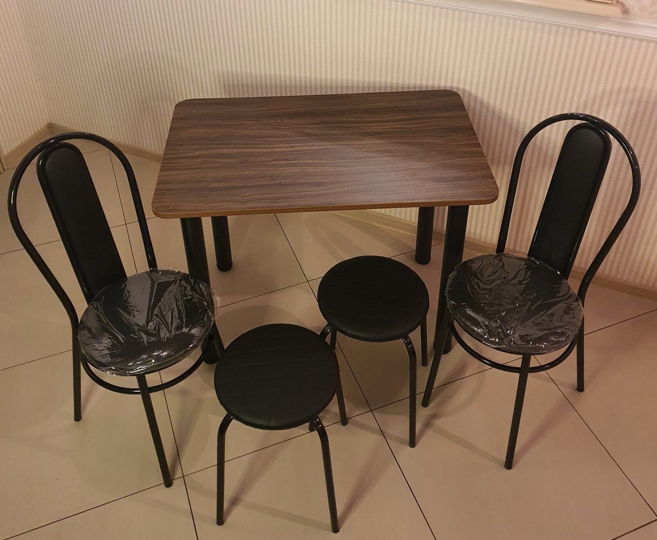 

Обеденная группа Табуретоф стол, 2 табурета, 2 стула (Черный/Черный, ст. 90x60 см, Темно-коричневый)