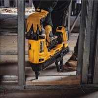 Гвоздезабиватель DeWalt DCN890P2 (с 2-мя АКБ, кейс)