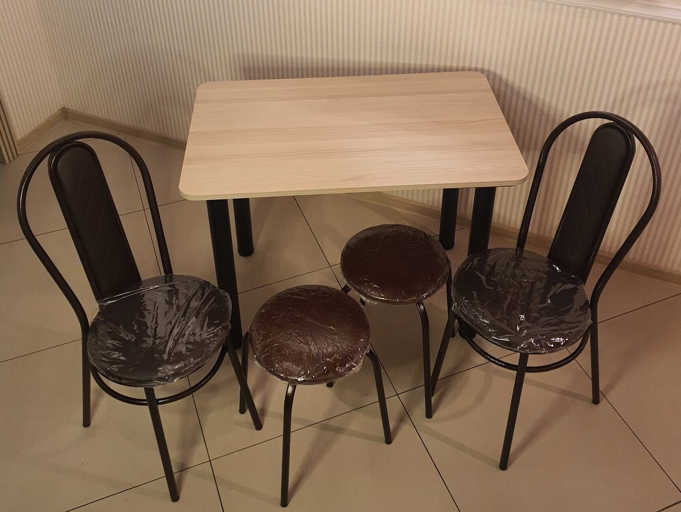 

Обеденная группа Табуретоф стол, 2 табурета, 2 стула (Шоколад/Венге/Стеганный, ст. 90x60 см, Светло-серый)