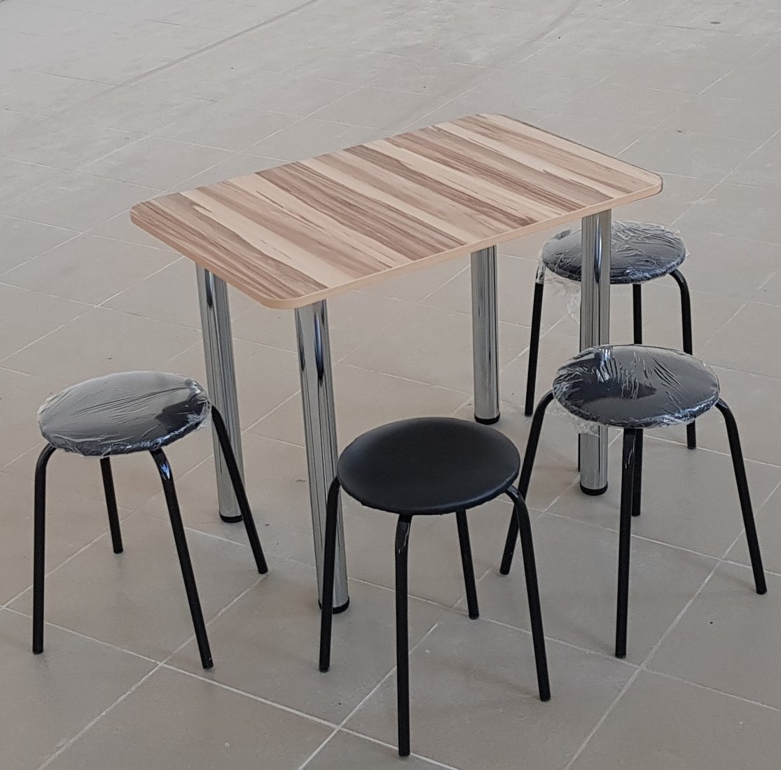 

Обеденная группа Табуретоф стол и 4 табурета (Черный/Черный, ст. 110x70 см, Светло-кремовый)