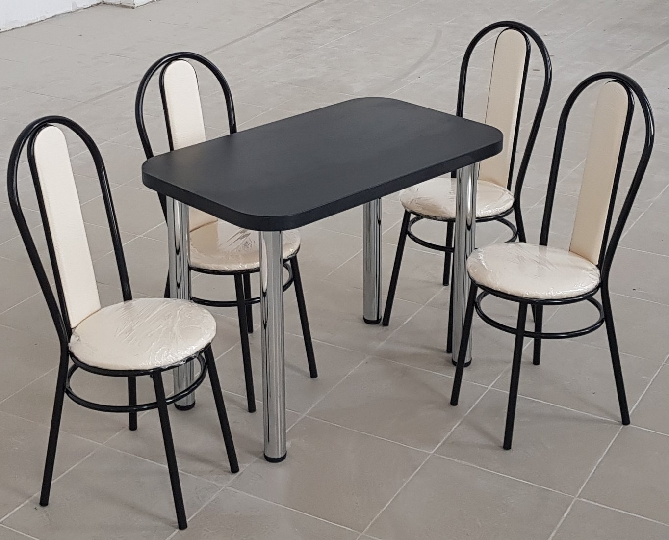 

Обеденная группа Табуретоф стол и 4 стула (Молоко/Черный, ст. 110x70 см, Черный)
