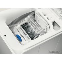 Стиральная машина с вертикальной загрузкой Electrolux EWT1066ESW