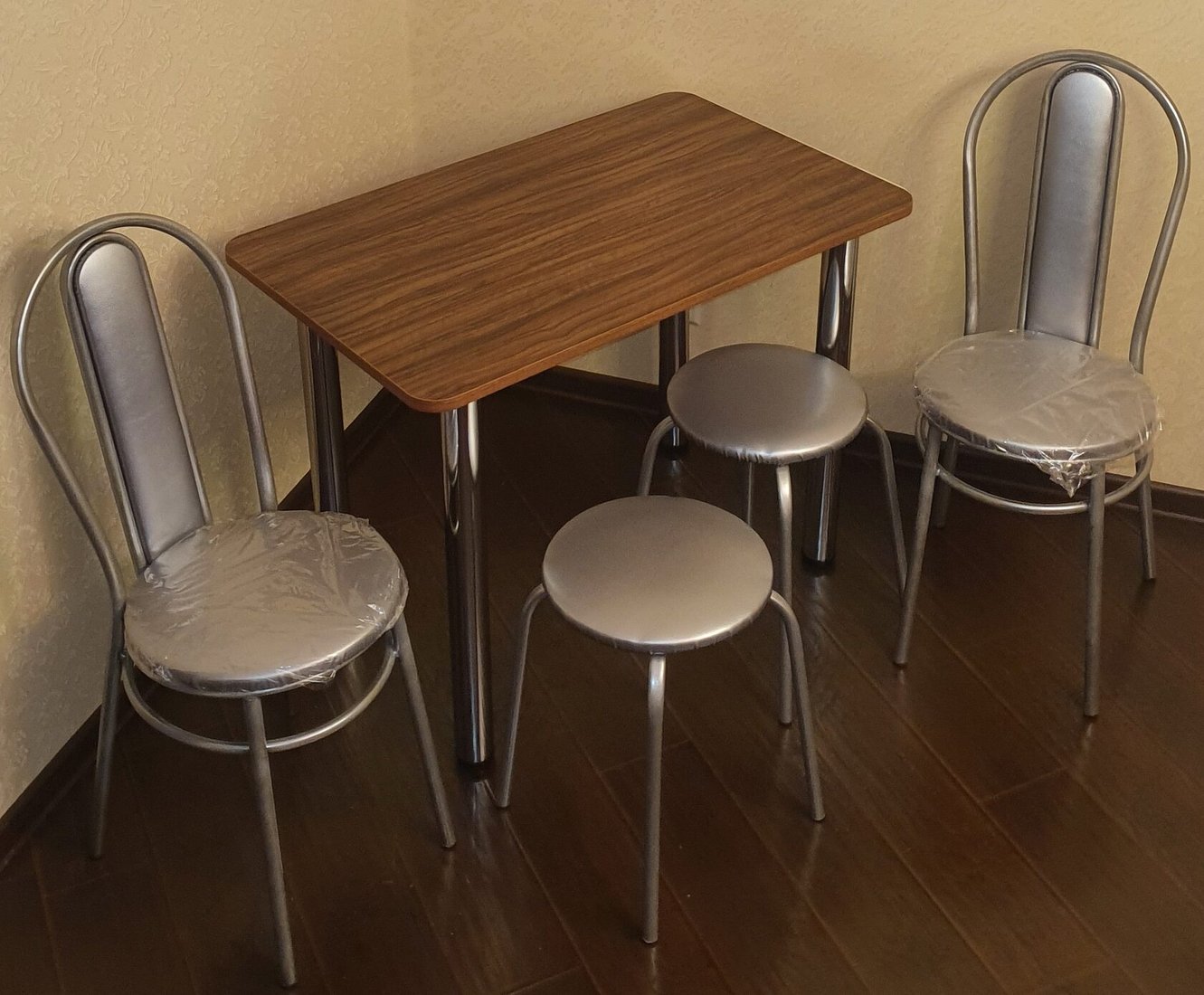 

Обеденная группа Табуретоф стол, 2 табурета, 2 стула (Серебро/Серебро/Стеганный, ст. 100x60 см, Орехово-каштановый)