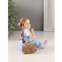 Статуэтка Sima-Land Малышка в джинсовом комбинезоне с сумкой-портфелем 10583343