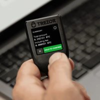 Аппаратный криптокошелек Trezor Model T (черный)