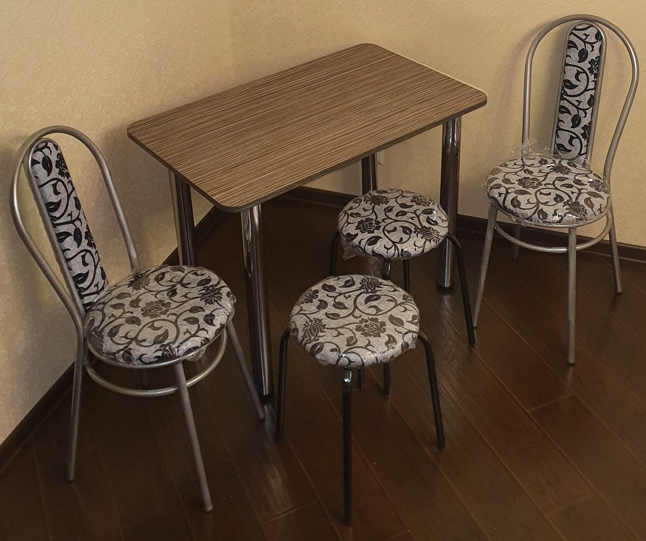 

Обеденная группа Табуретоф стол, 2 табурета, 2 стула (Цветы/Серебро, ст. 80x60 см, Серый-каштановый)