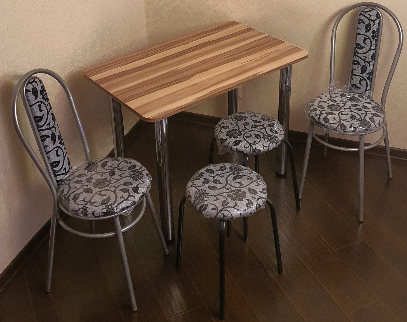 

Обеденная группа Табуретоф стол, 2 табурета, 2 стула (Цветы/Серебро, ст. 80x60 см, Светло-кремовый)