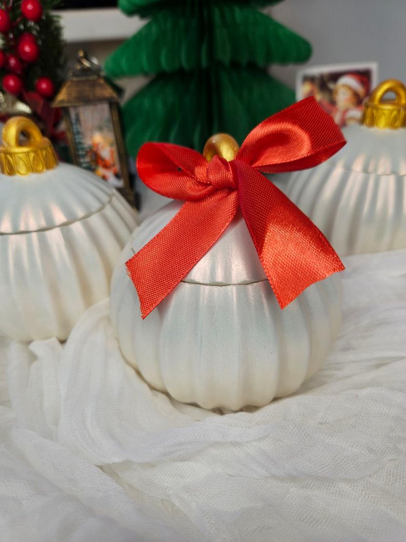 

Ароматическая свеча Flame Whisper Елочный шар (аромат клюквенный лес)