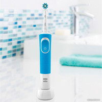 Электрическая зубная щетка Oral-B Vitality CrossAction D100.413.1 (голубой)