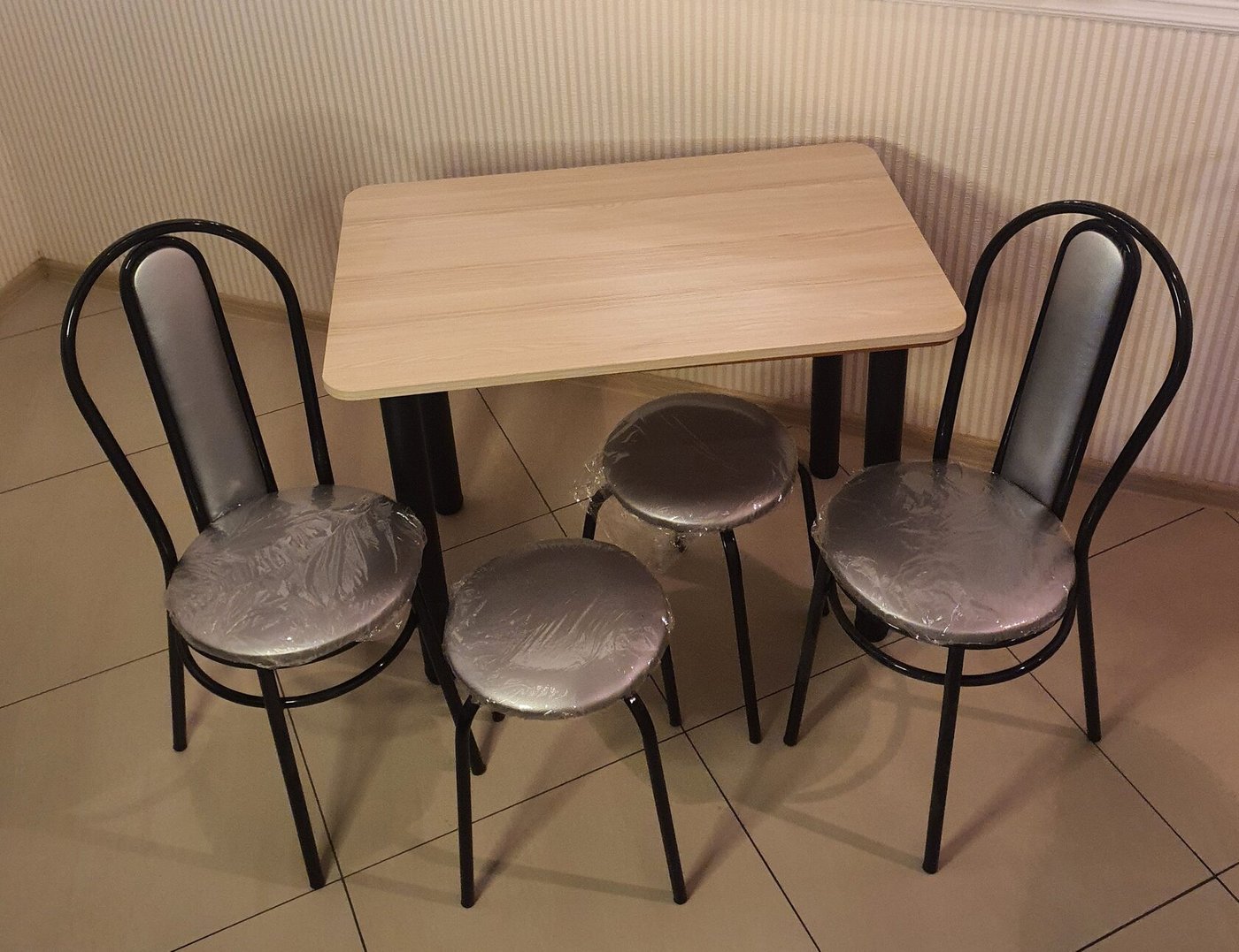 

Обеденная группа Табуретоф стол, 2 табурета, 2 стула (Серебро/Черный, ст. 110x70 см, Светло-серый)