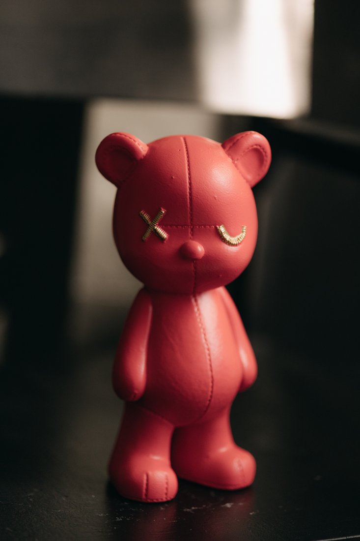 

Статуэтка К.РАМА Мишка кожаный Kaws & Bearbrick (малиновый)