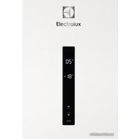 Холодильник Electrolux LNC7ME32W3