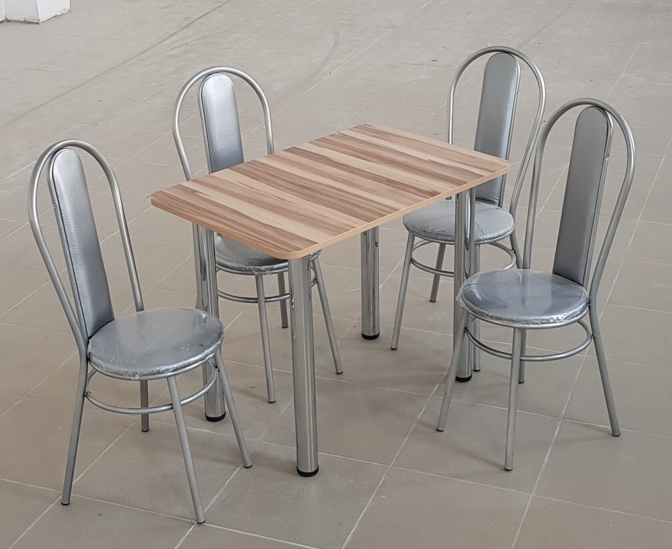 

Обеденная группа Табуретоф стол и 4 стула (Серебро/Серебро, ст. 110x70 см, Светло-кремовый)