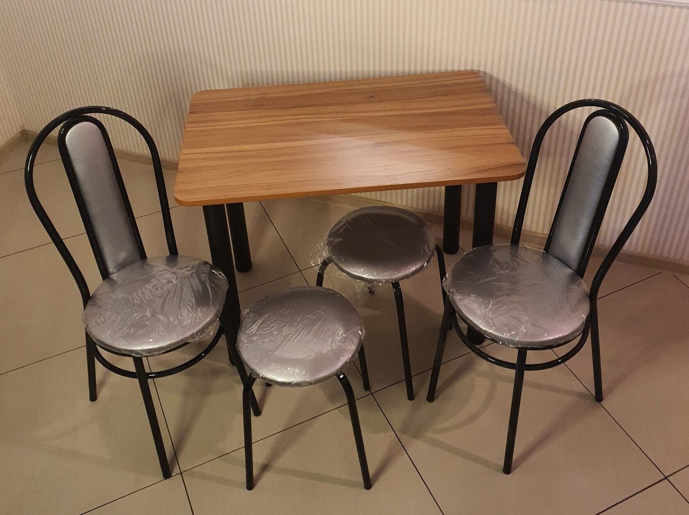 

Обеденная группа Табуретоф стол, 2 табурета, 2 стула (Серебро/Черный, ст. 110x70 см, Карамельно-желтый)