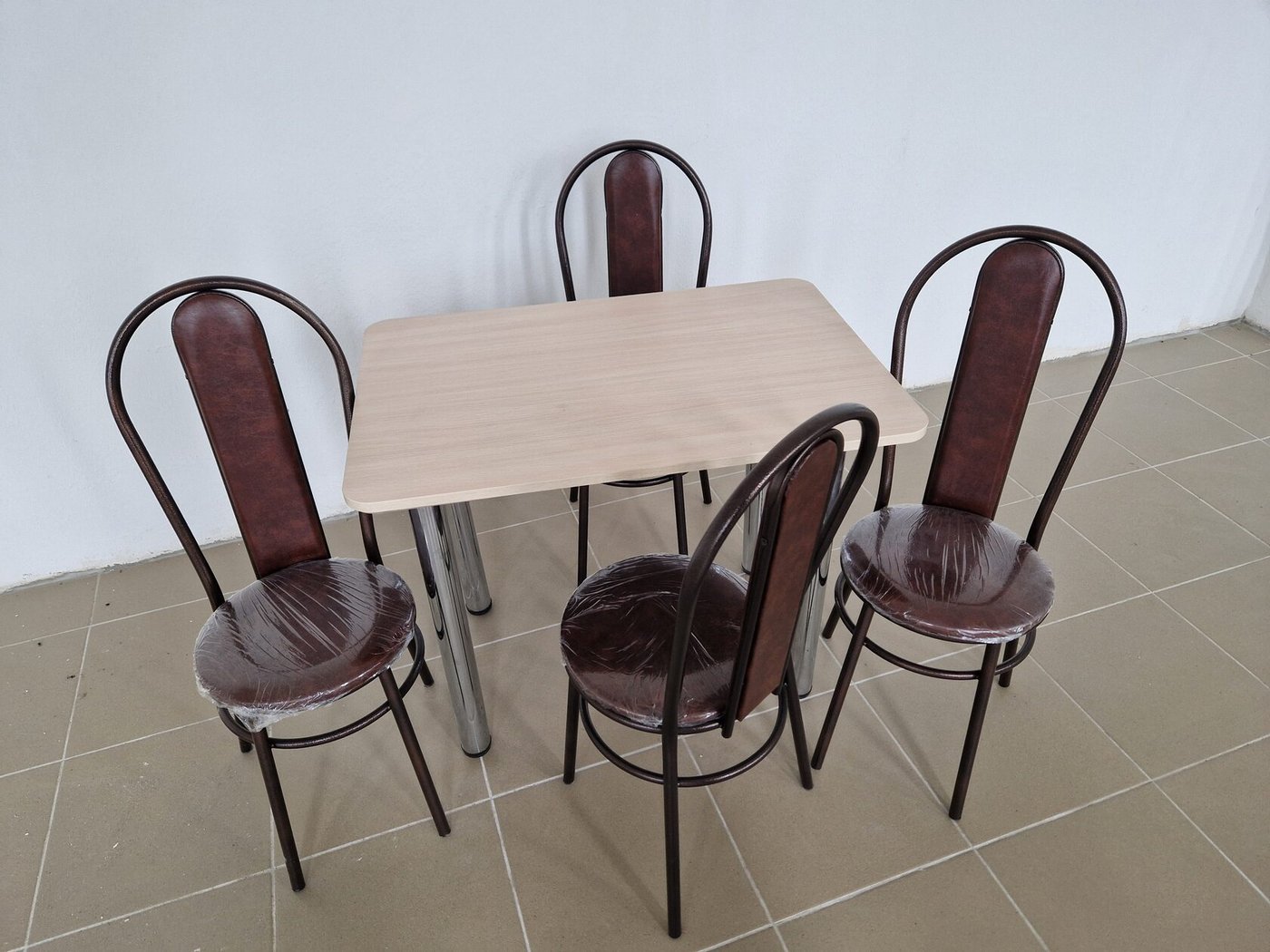 

Обеденная группа Табуретоф стол и 4 стула (Шоколад/Венге, ст. 80x60 см, Светло-серый)