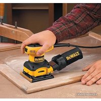 Виброшлифмашина DeWalt DWE6411