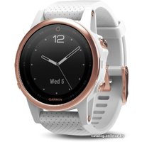 Умные часы Garmin Fenix 5S Sapphire 42mm (золотистый/белый) [010-01685-17]