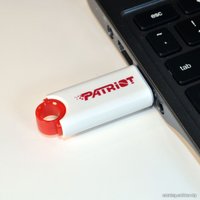 USB Flash Patriot Glyde 64GB (белый/красный)