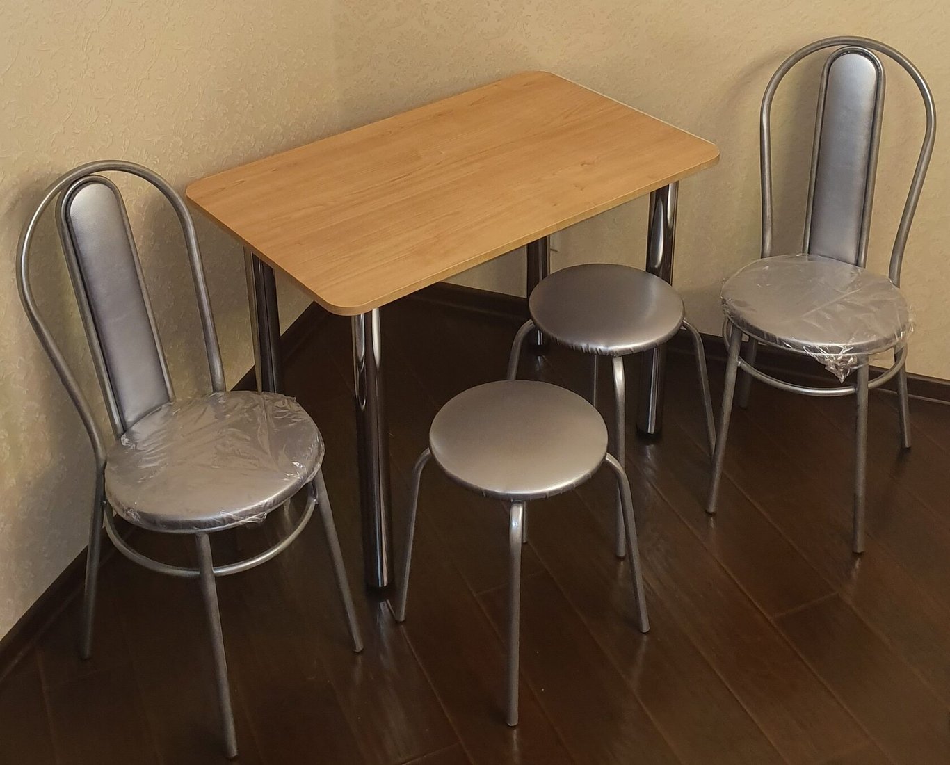 

Обеденная группа Табуретоф стол, 2 табурета, 2 стула (Серебро/Серебро/Стеганный, ст. 90x60 см, Светло-желтый)