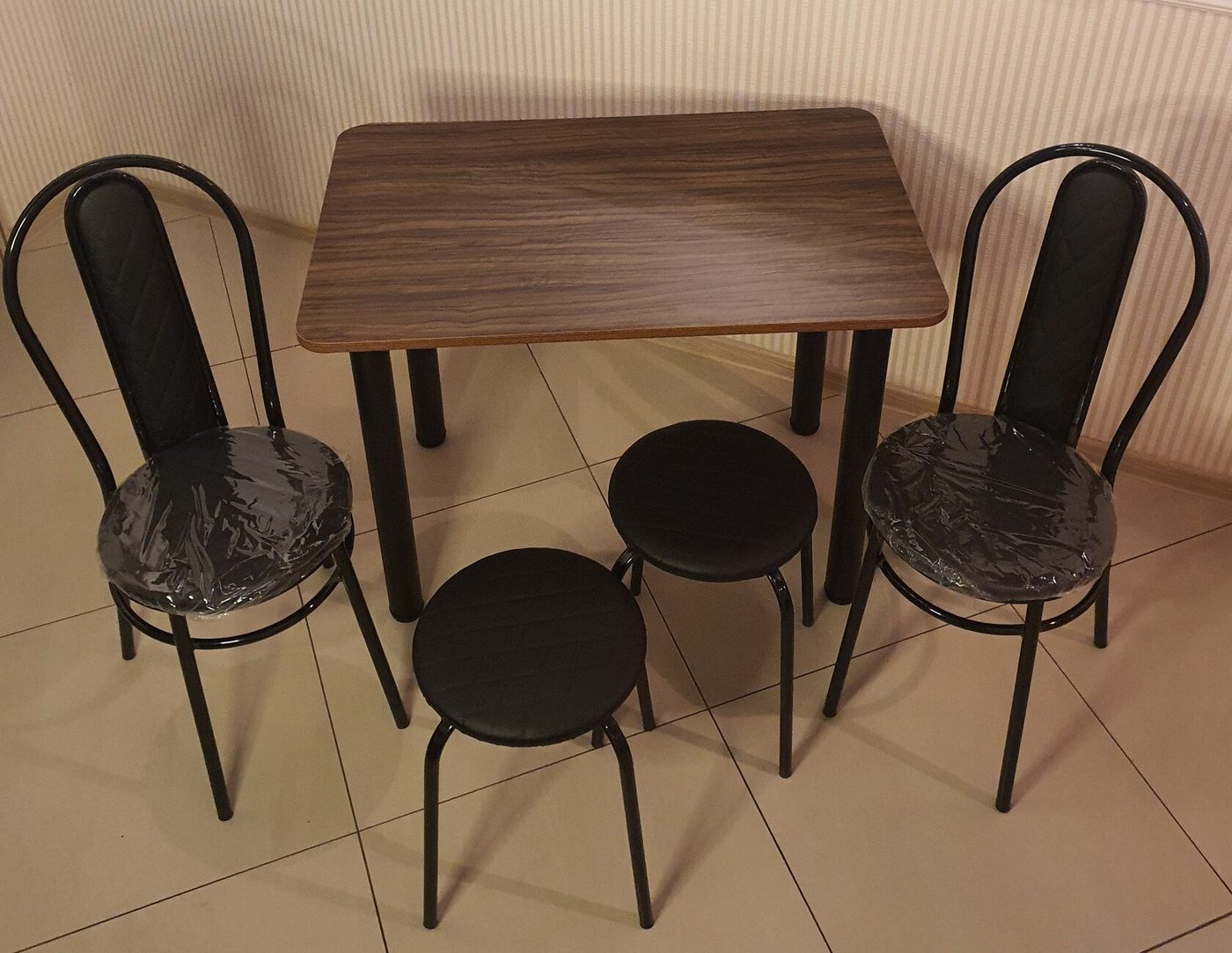 

Обеденная группа Табуретоф стол, 2 табурета, 2 стула (Черный/Черный, ст. 90x60 см, Темный орех)