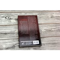 Книга издательства АСТ. Ход королевы