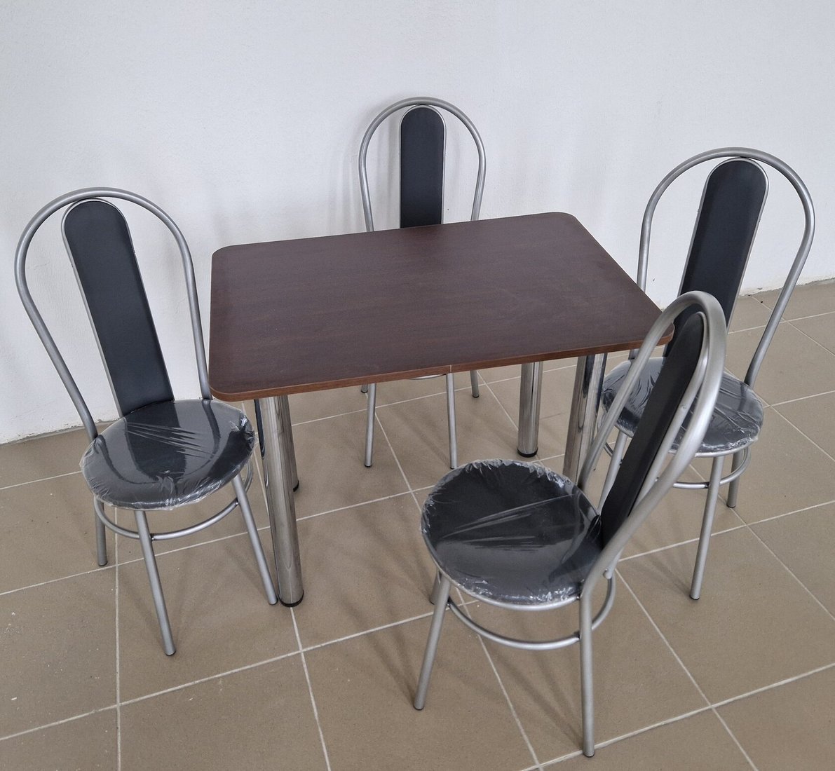 

Обеденная группа Табуретоф стол и 4 стула (Графит/Серебро, ст. 110x70 см, Темно-красный)