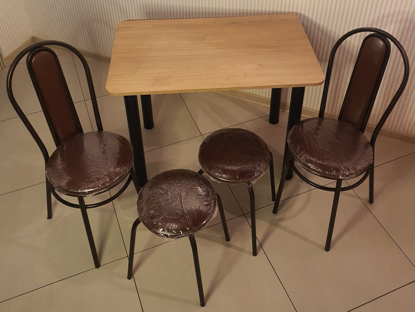 

Обеденная группа Табуретоф стол, 2 табурета, 2 стула (Шоколад/Венге, ст. 80x60 см, Светло-желтый)