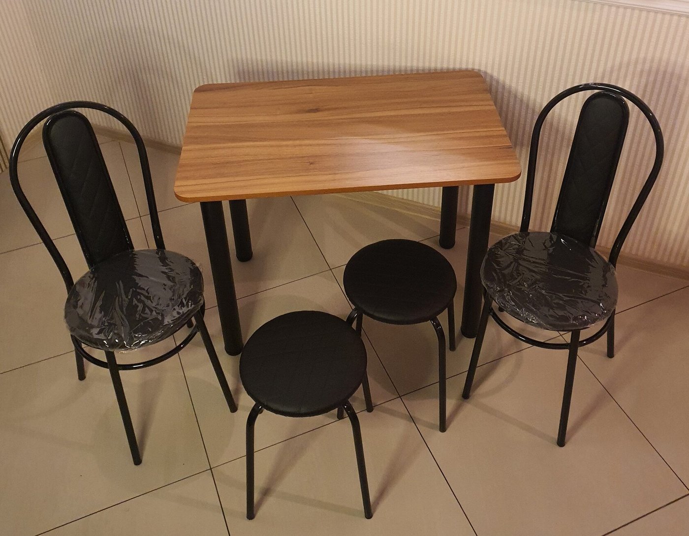 

Обеденная группа Табуретоф стол, 2 табурета, 2 стула (Черный/Черный, ст. 100x60 см, Карамельно-рыжий)