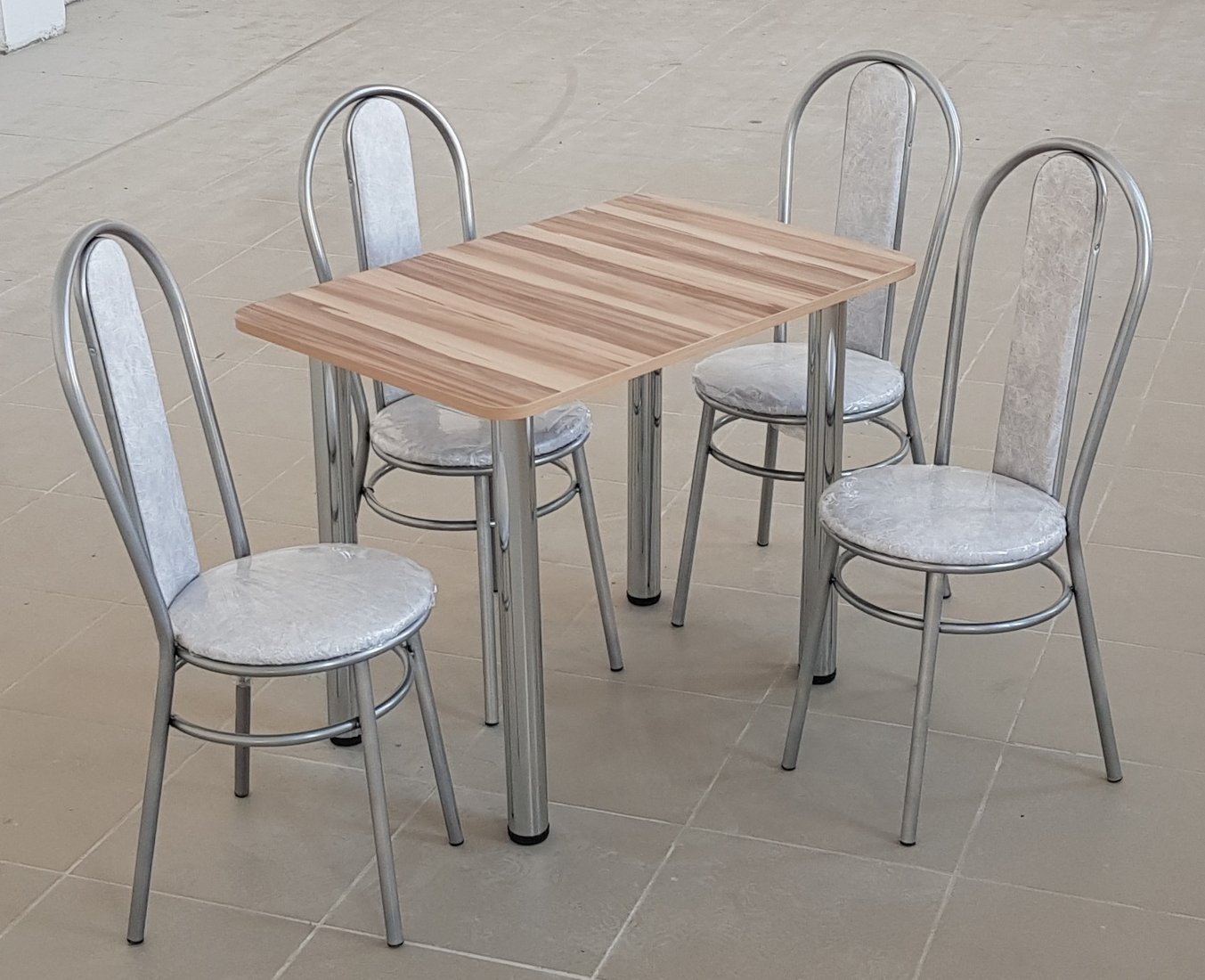 

Обеденная группа Табуретоф стол и 4 стула (Мрамор/Серебро, ст. 90x60 см, Светло-кремовый)
