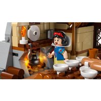 Конструктор LEGO Disney 43242 Домик Белоснежки и семи гномов