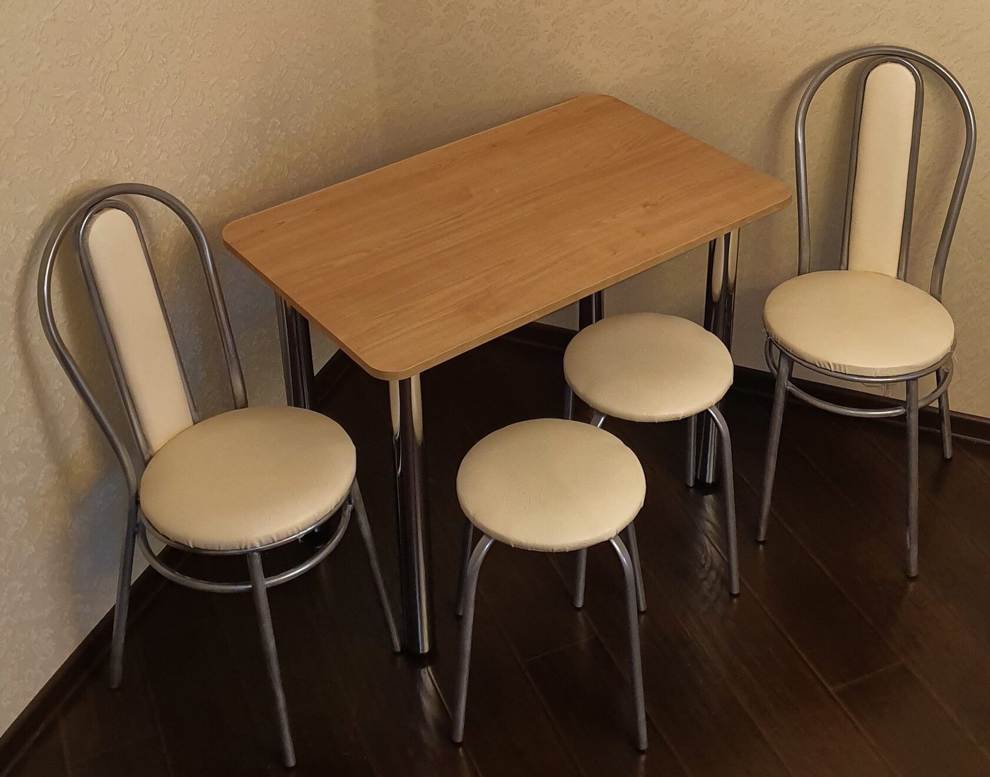 

Обеденная группа Табуретоф стол, 2 табурета, 2 стула (Молоко/Серебро/Стеганный, ст. 80x60 см, Светло-желтый)